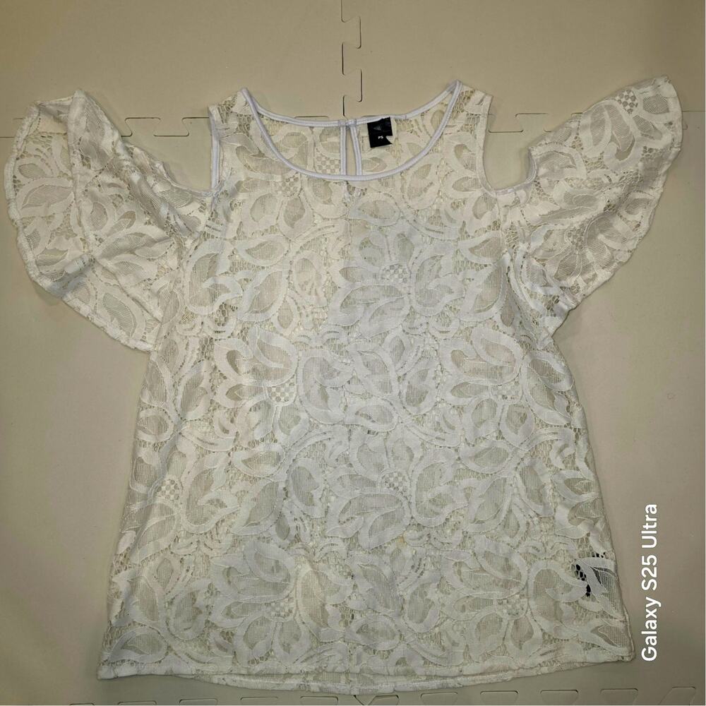 EUC Worthington white lace, floral design, cold shoulder top‎ sz PS